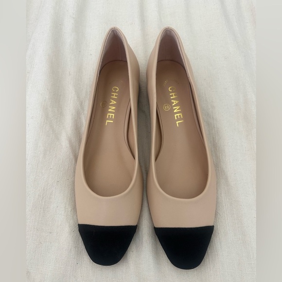 CHANEL Shoes - LIKE NEW Authentic CHANEL Two Tone Flats Size 40 (US 9)